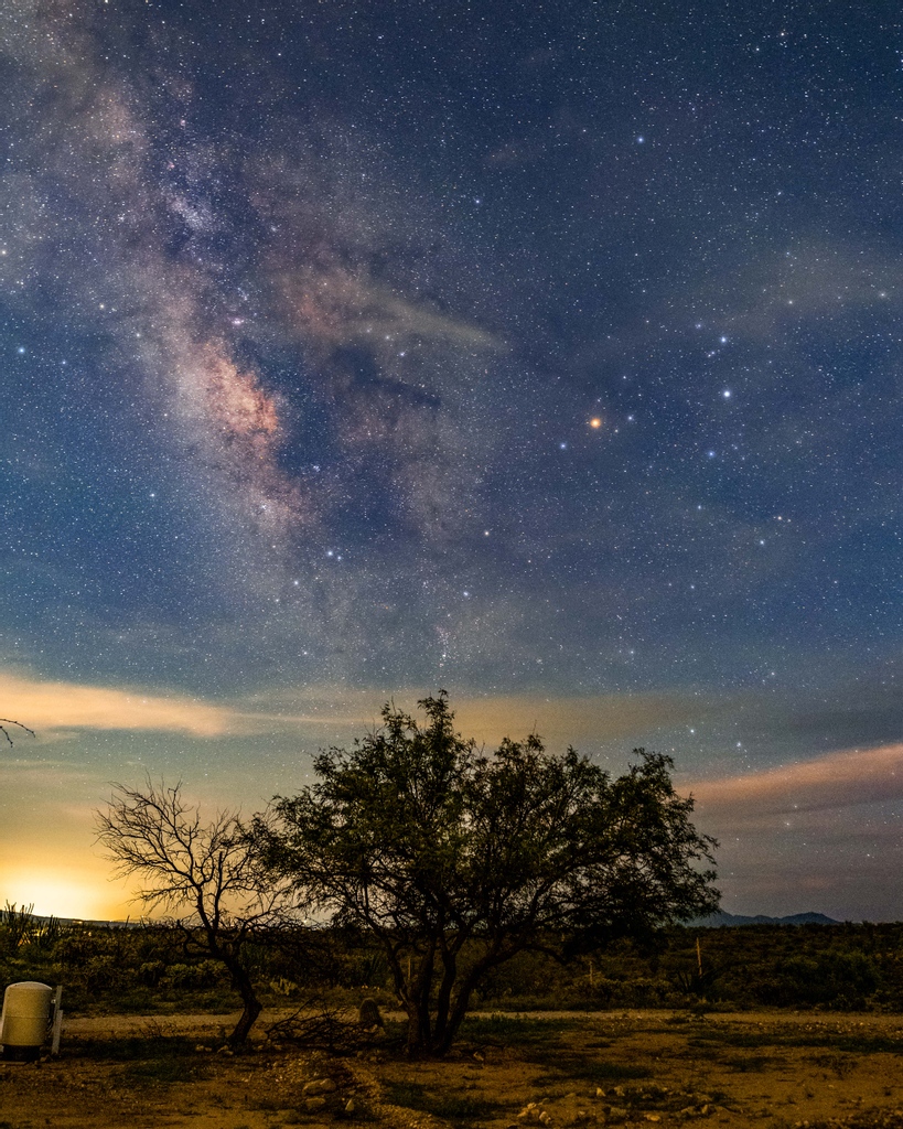 Milkyway in the desert! ​🌌🌵

Things are so peaceful in the desert at night. Once the world settles in for the evening, the air gets very still and quiet. Sounds and lights carry on seemingly forever, and the stars are so plentiful that you just can't help but stare 😀