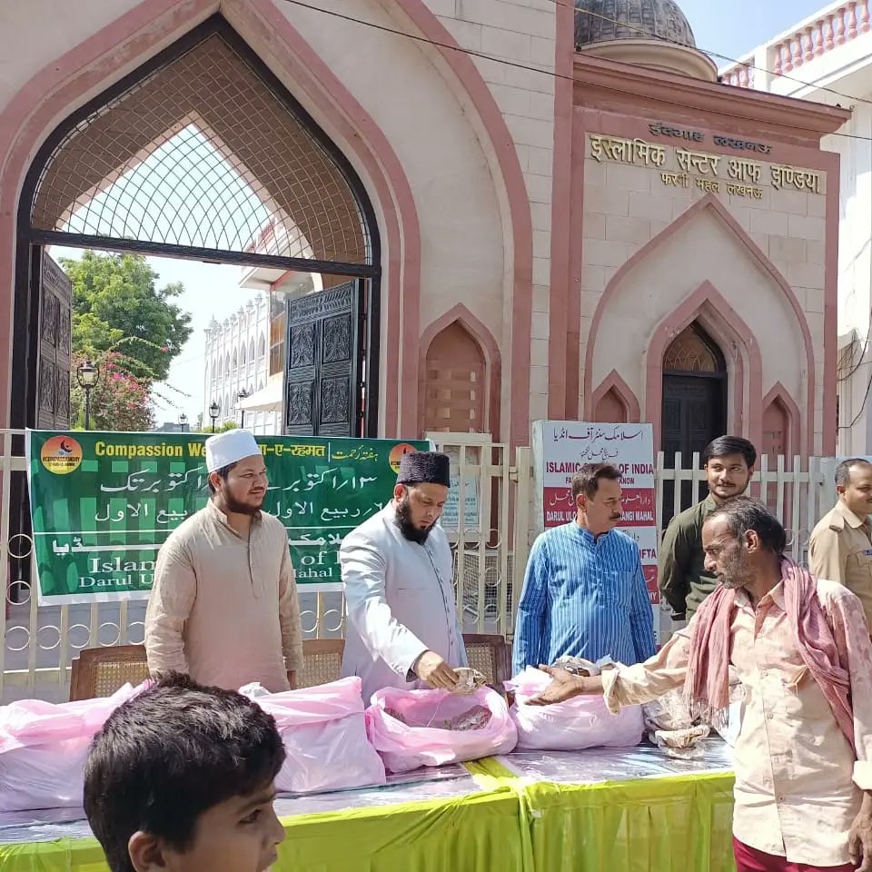 SufyanNizami's tweet photo. #Compassionweek 
रबीउल अव्वल के बा सआदत महीने में इस्लामिक सेंटर ऑफ इंडिया के चेयरमैन हज़रत मौलाना खालिद रशीद फरंगी महली साहब ने पिछले साल की तरह इस साल भी लोगों में खाना बांट कर हफ़्ता–रहमत #Compassionweek की शुरुआत की . https://t.co/snk0UOFlig