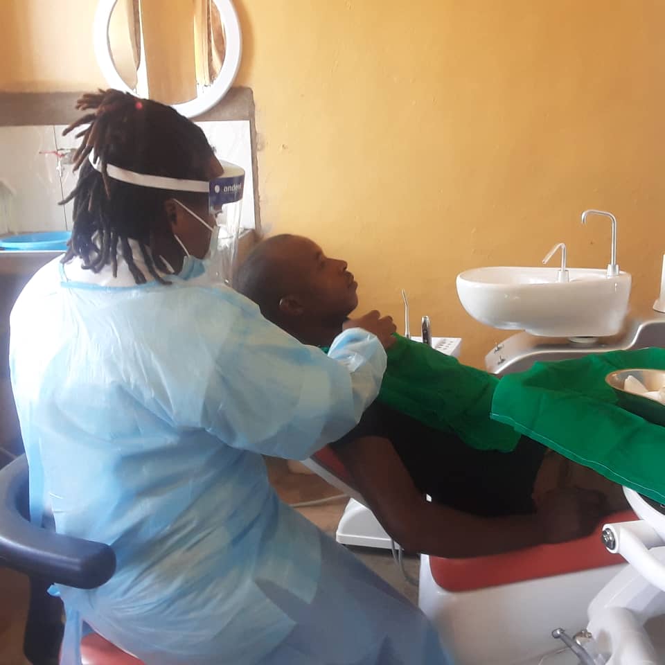 rusiziradio's tweet photo. Abivuriza ku bitaro bya @MibiliziH muri @RusiziDistrict bishimiye imashini ihoma #amenyo bamaranye umwaka. Mbere bajyaga kwivuza @GihundweH cg @KibogoraH muri @Nyamasheke. @MibiliziH yakira abarwayi basaga 100/J ku munsi baba baje kwivuza indwara zitandukanye. @RwandaHealth https://t.co/dEonzalpYA