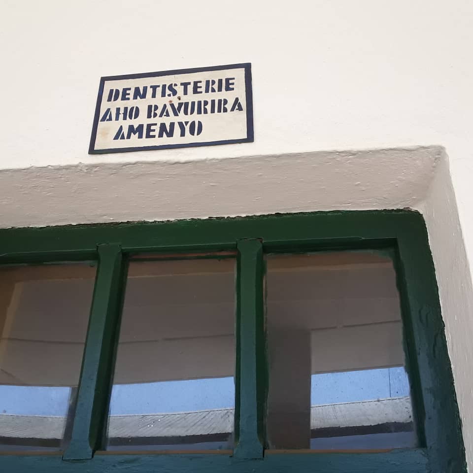rusiziradio's tweet photo. Abivuriza ku bitaro bya @MibiliziH muri @RusiziDistrict bishimiye imashini ihoma #amenyo bamaranye umwaka. Mbere bajyaga kwivuza @GihundweH cg @KibogoraH muri @Nyamasheke. @MibiliziH yakira abarwayi basaga 100/J ku munsi baba baje kwivuza indwara zitandukanye. @RwandaHealth https://t.co/dEonzalpYA