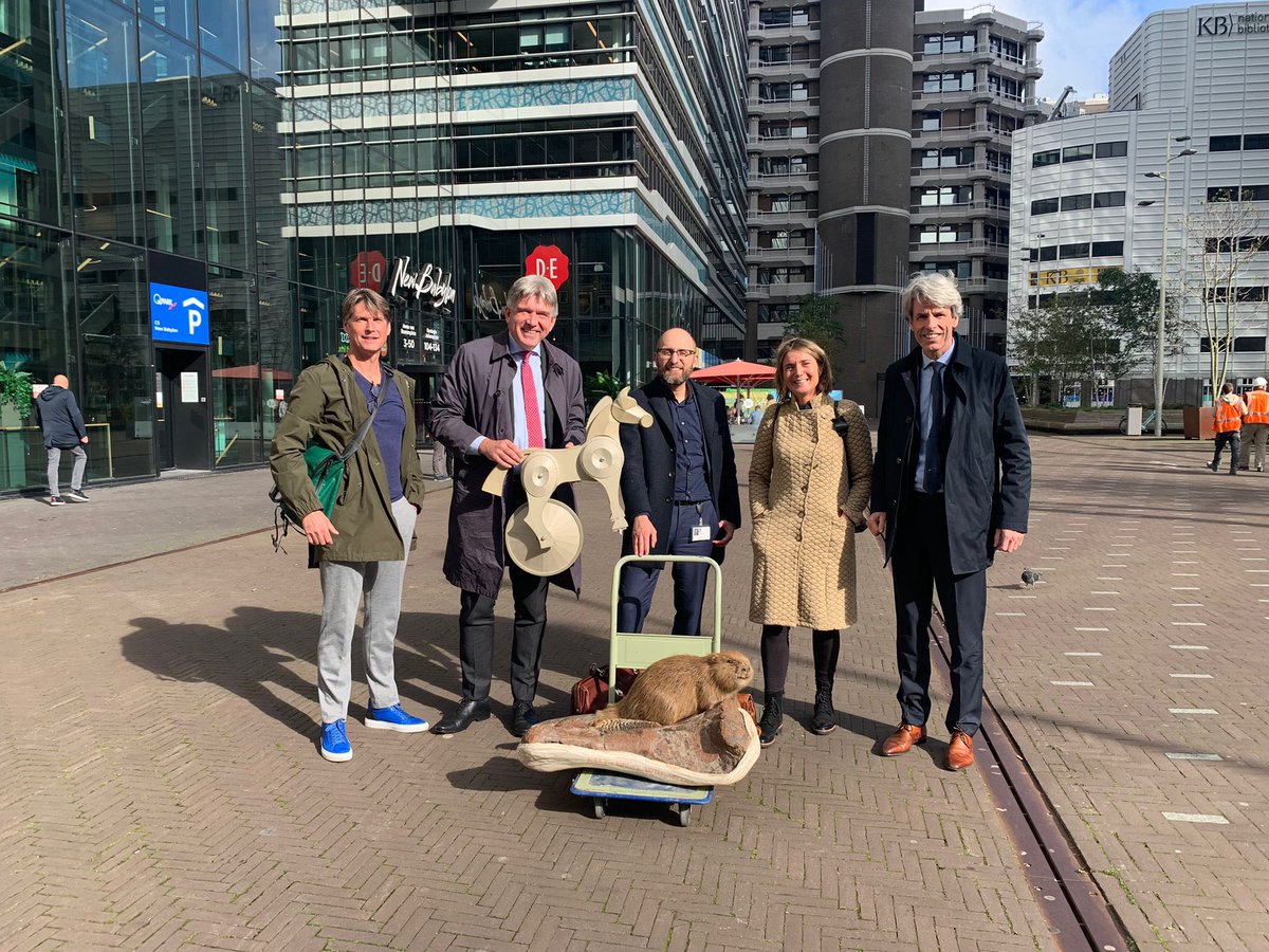Geweldig leuke reacties op straat op bever, dino’s en een rolpaard van Troye van <a href="/museumnaturalis/">Naturalis Biodiversity Center</a> <a href="/oyfo_nl/">oyfo</a> <a href="/Ontdekfabriek/">De Ontdekfabriek</a> waarmee we op weg zijn in <a href="/GemeenteDenHaag/">Gemeente Den Haag</a> naar presentatie van wetenschapsmusea <a href="/sciencemuseums/">VSC</a> aan Tweede Kamer <a href="/2eKamertweets/">Tweede Kamer</a> <a href="/MinOCW/">Ministerie van Onderwijs, Cultuur en Wetenschap</a>