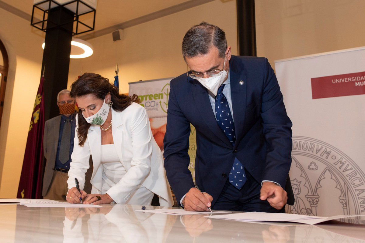 JoseLujanAlcarz's tweet photo. Esta mañana hemos firmado con Green CO2 la primera Cátedra de Carbono Azul en España @UMU https://t.co/1lQOatoVFj