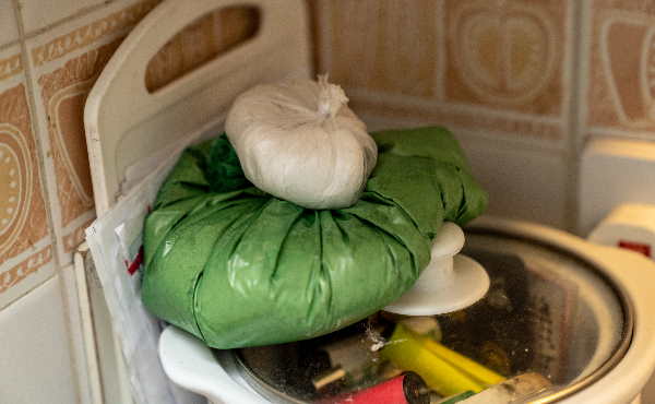 Police:  Four people have been arrested and drugs and weapons seized as officers carried out a series of warrants in #Basildon.

They took place yesterday and followed on from similar warrants in #Westcliff last week.

Read more: essex.police.uk/news/essex/new…