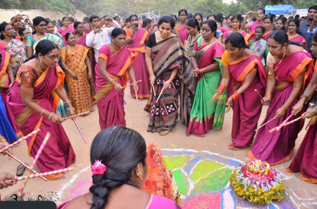 తెలంగాణ సంస్కృతి, సంప్రదాయాలకు నిలువెత్తు నిదర్శనమైన బతుకమ్మ పండుగను రాష్ట్ర వ్యాప్తంగా ఘనంగా జరుపుకుంటున్న తెలంగాణ ఆడబిడ్డలందరికీ సద్దుల బతుకమ్మ శుభాకాంక్షలు.💐

Happy Bathukamma Respected madam <a href="/SwetaMohantyIAS/">Mohanty_Sweta</a> 💐🙏

(File photo) @TSBathukamma #bathukammafestival