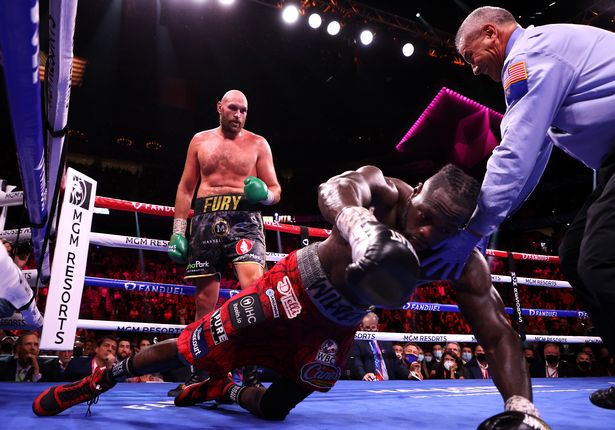 Bpitt888's tweet photo. #wildervsfury3
Tyson Fury when he first confronted the DOSSER.
"I'm knocking you the fxck out boy"
And it happened.
Get up DOSSER .
Tyson Fury... a modern great 

Deontay Wilder...a bully,a liar,a fake,a bad loser ,a one trick pony .....a bum https://t.co/0Y8EvxuPDr