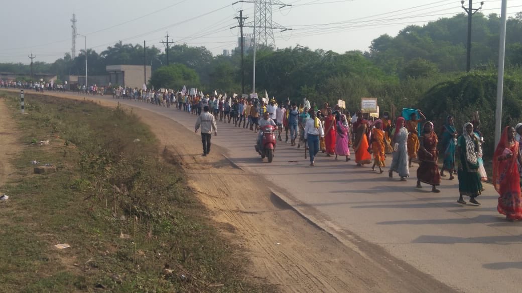 छत्तीसगढ़ के 1.70 लाख हेक्टेयर के हसदेव अरण्य को बचाने के लिए सैकडों आदिवासी 300 km की यात्रा करके आज राजधानी रायपुर पहुँच रहे हैं.

खबर है कि राज्यपाल ने इन्हें मिलने के लिए बुलाया है.लेकिन <a href="/bhupeshbaghel/">Bhupesh Baghel</a> की सरकार, जिसने चुनाव पूर्व साथ देने का वादा किया था,वह नहीं मिलना चाहती!