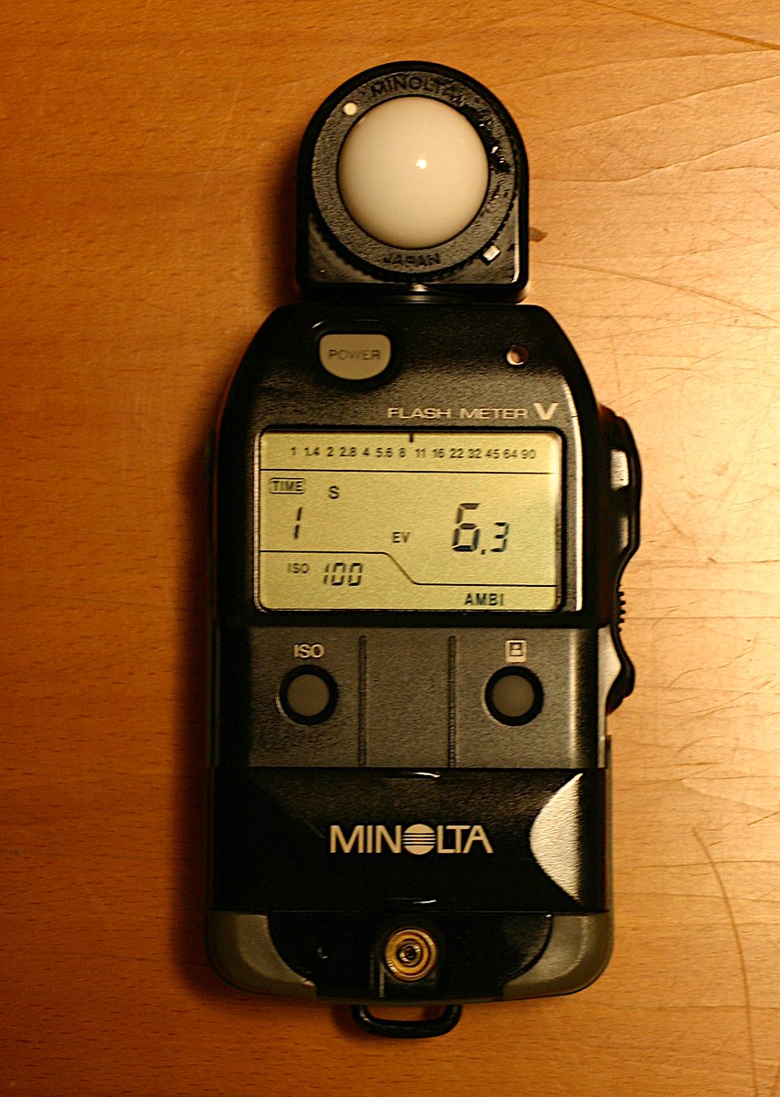 tacarbon14's tweet photo. FLASH METER V、HOでジャンクを衝動買いしました。IV持ってます…。最近はほとんど使いません…。
Ev表示ができないのか、退化じゃん！と戸惑いましたが、電池ボックスのディップスイッチで設定できました。IVと比べても誤差は少ないので使えるようです！
#MINOLTA #ミノルタ #FLASHMETER https://t.co/haEE9pLIVO