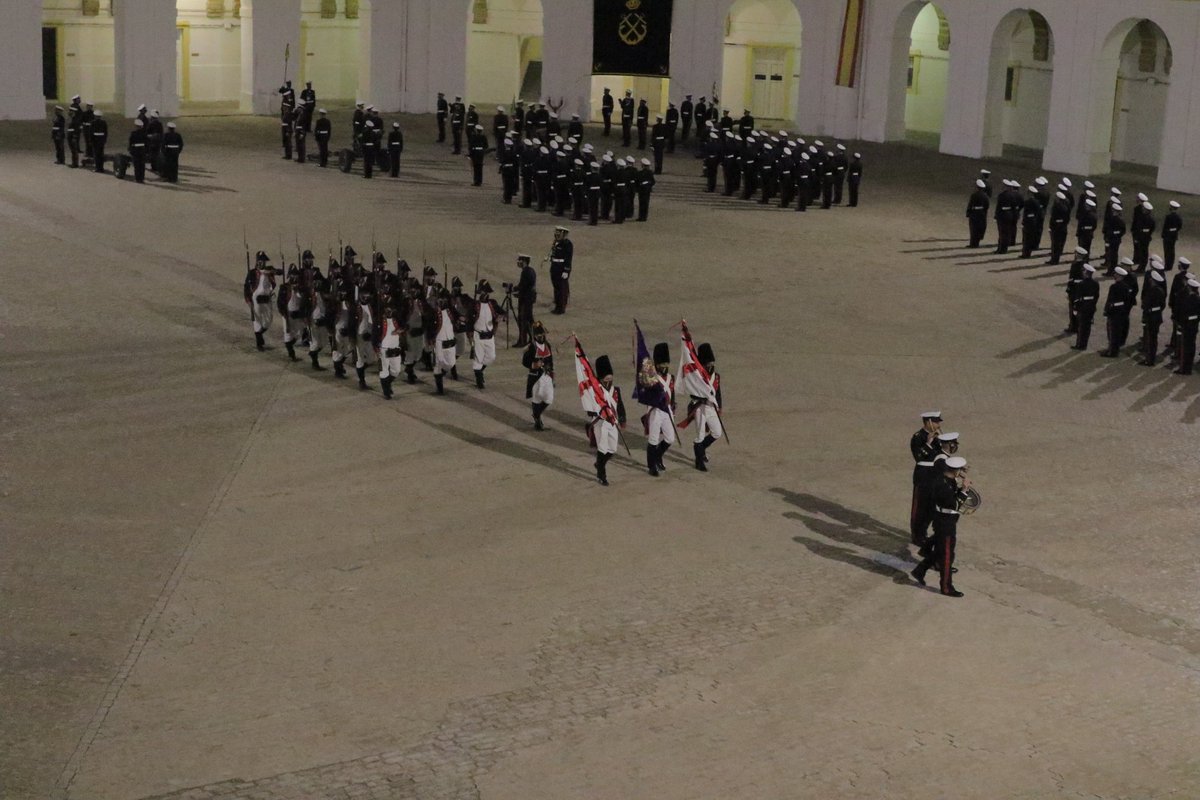 Armada_esp's tweet photo. El día 11 de octubre se celebró en el #TercioDeArmada un Arriado Solemne con motivo del #DiaDeLaFiestaNacional2021. Presidido por el #COMGEIM, contó con la Banda de Música del #TercioSur y de una sección con uniformes de los Batallones de 1802.

#SomosLaArmada🇪🇸⚓️ https://t.co/AGVZint6fR