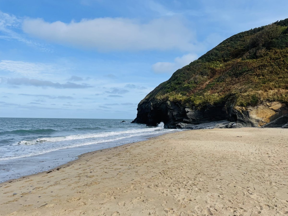 Discovering why they call the Mid Wales coast one of Britain’s hidden gems. What an incredible island of surprises we live on. #Mwnt #Penbryn #Ceredigion #Wales 🏴󠁧󠁢󠁷󠁬󠁳󠁿
