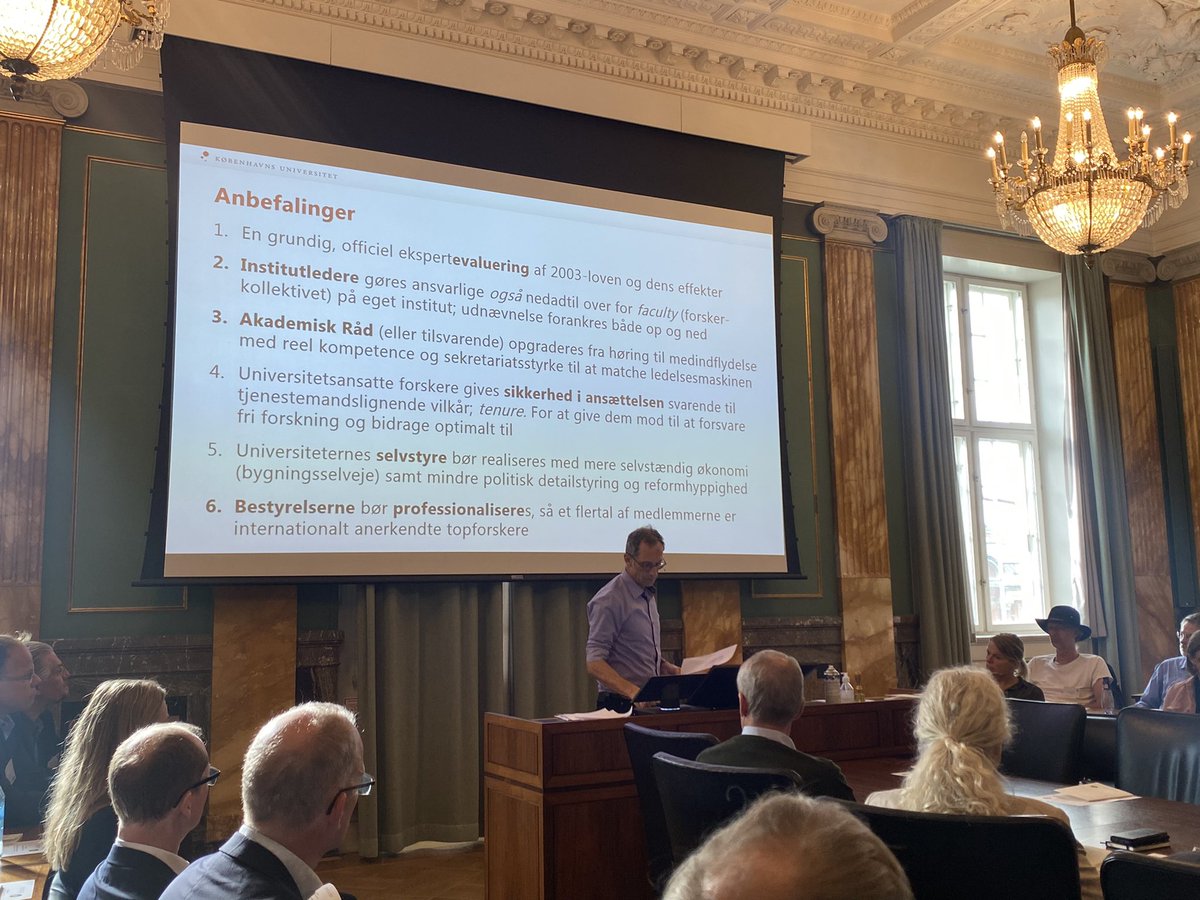 stinuslindgreen's tweet image. Ole Wæver præsenterer de seks anbefalinger fra den hvidbog, Forskningspolitisk Udvalg har skrevet om ledelse og styring.