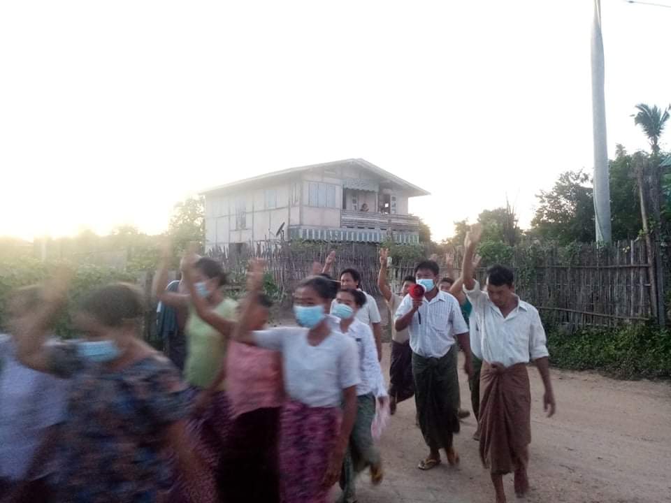 KaungKhantHto10's tweet photo. Residents in #Sonechaung village, Yinmarpin Tsp staged evening protest strike against the military dictatorship .
#StopManmadeDisasterinMyanmar 
#Oct13Coup 
#WhatsHappeningInMyanmar https://t.co/6tCgzfT9he
