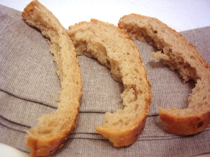 Обгрызанное яблоко. Мусор огрызок яблока. Надкусанная булочка. Дом яблоко. Корка черного хлеба.