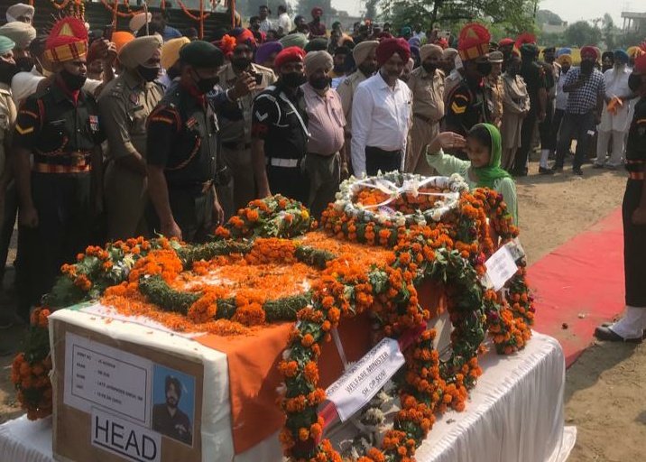 ajaynewsman's tweet photo. #IndianArmy the 11 year daughter of Naib Subedar Jaswinder Singh Salutes the mortal remains of her father at Kapurthala Punjab. @thetribunechd @adgpi @NorthernComd_IA @westerncomd_IA @Whiteknight_IA https://t.co/sUwU6WGwlr