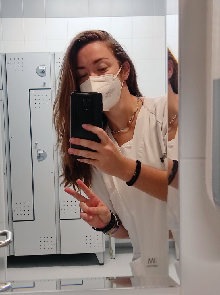 supimNicole's tweet photo. Kit de vuelta al hospital:
- foto en el espejo del baño
- pijama que acierte 0 con tu talla
- calcetines random https://t.co/nVhWBT1Liq