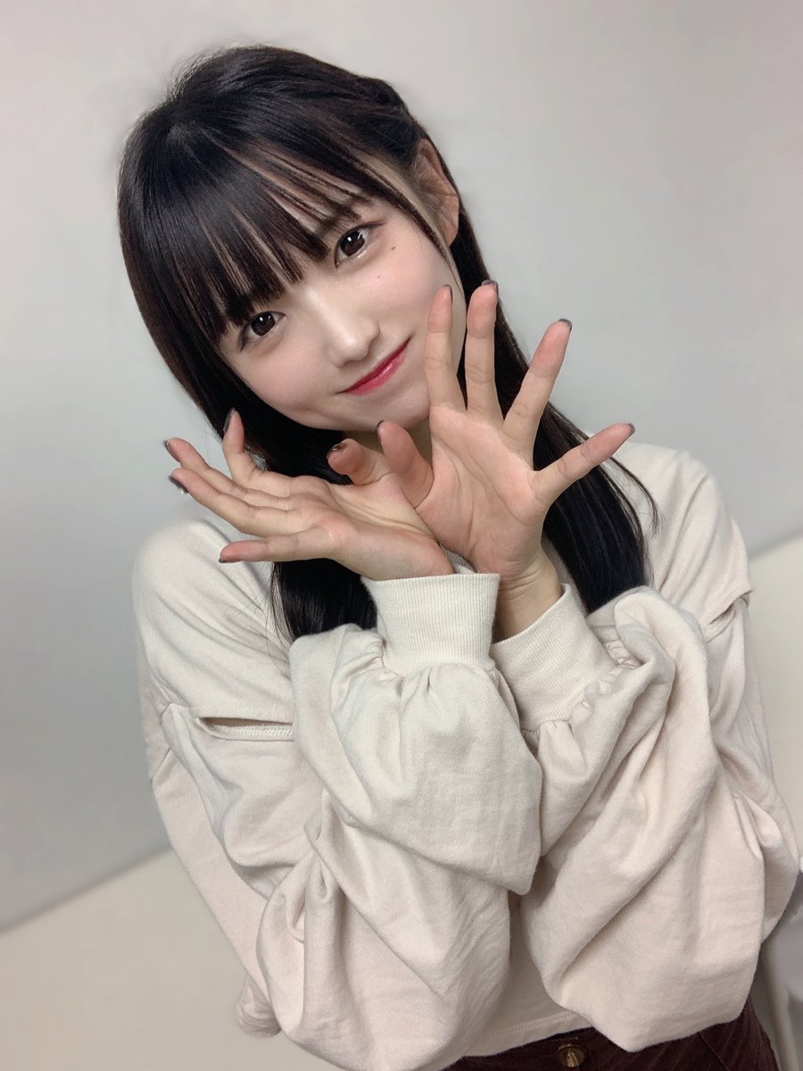 KusunokiManatsu's tweet photo. 配信ライブ見てくれた方ありがとうございました🎀
初めて、ここのカメラで今撮ってますっていう光がついてるカメラに向かって歌うやつ(伝われ)できて幸せ🤤
コメント等してくれた方もありがとう!次ライブは日曜日の品川グランドホール✨
#SOUNDALLY https://t.co/Lw3SJvedue