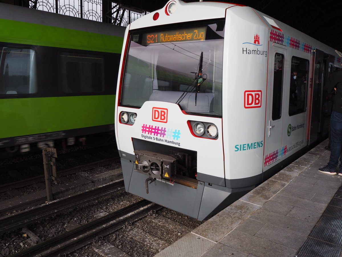 SBahnHamburg's tweet photo. Heute zeigen wir euch vom @ITSHamburg2021 erste Einblicke in den fahrenden Ideenzug. Monitore von #OSG und die Software von #Bahnx sorgen für eine optimale Fahrgastinfo während der Fahrt. #sbhideenzug #sbahnhh #digitalesbahnhamburg #ITSHamburg2021 https://t.co/UEIaaiVRgx