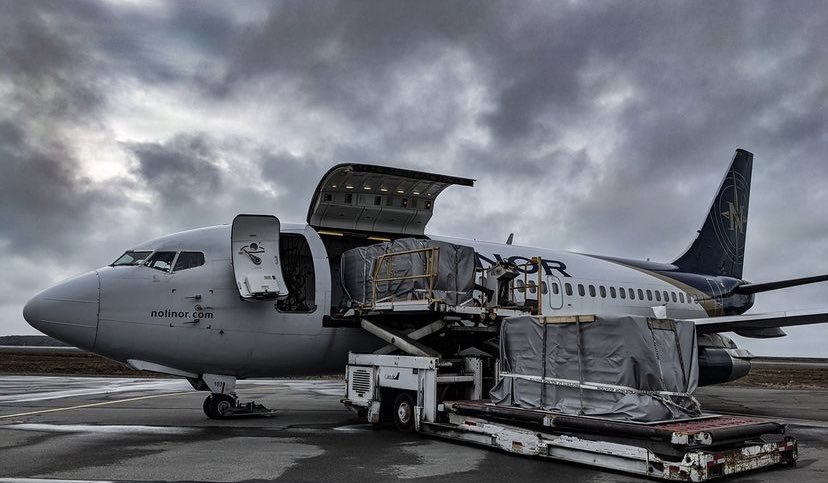 ayusing_aero's tweet photo. @FlightdeckLEAS @NivelDVuelo No es exactamente un ‘combi’. Nolinor cambia por completo la configuración de avión de carga a pasaje. En el caso de First Air, sí se combina pasaje y carga con un ‘combi’ 

📷 Nolinor / Jan Jasinski https://t.co/I2wv20m2Me