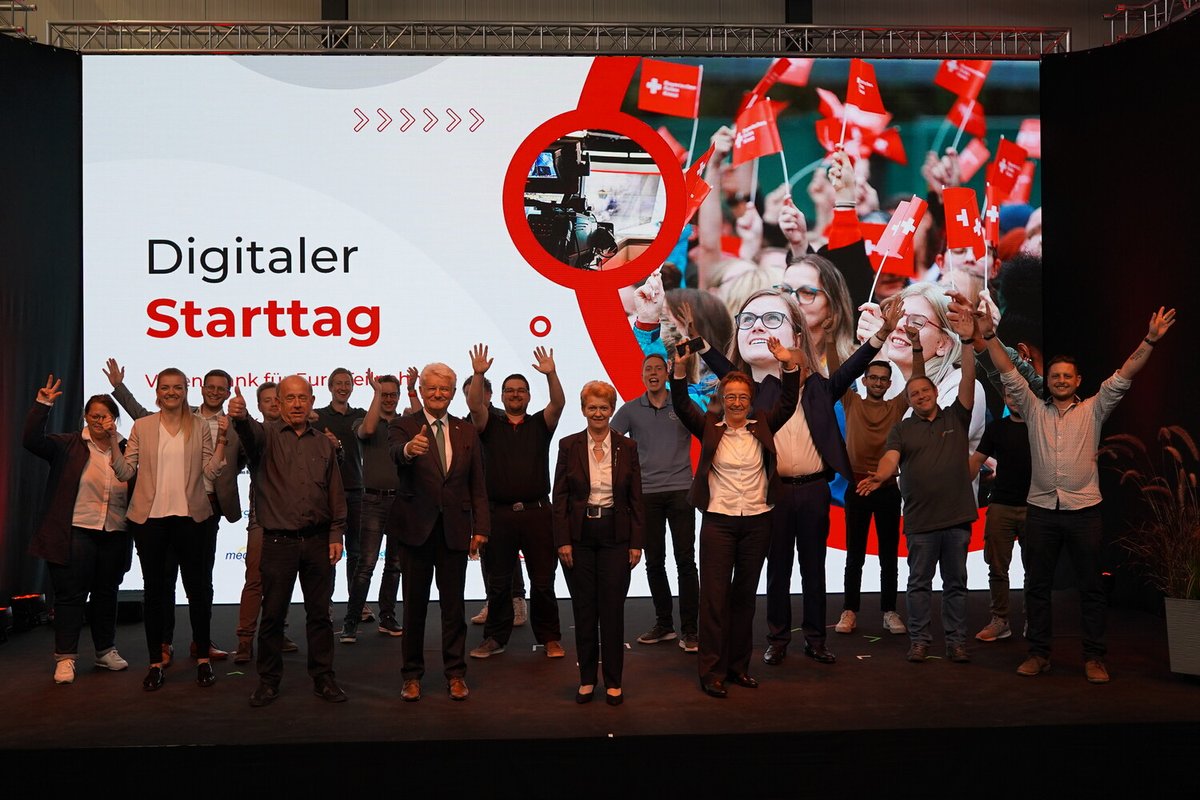 brkaktuell's tweet photo. Das war er - der erste DIGITALE #Starttag Ausbildung! 🎉Ein großes Danke an alle Beteiligten, Sponsoren und natürlich alle Azubis im BRK. ❤ Schön, dass ihr dabei wart! Entschuldigt die Sound-Probleme vom Anfang, den ganzen Livestream könnt ihr hier sehen: https://t.co/YTAb4OWraZ https://t.co/tvaGXZgC7P