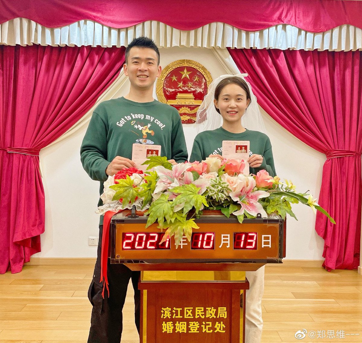 BadmintonTalk's tweet photo. Zheng Siwei and wife registered their marriage today. Congratulations to both of you!

📷: Siwei's Weibo https://t.co/bn4QqkKvtL