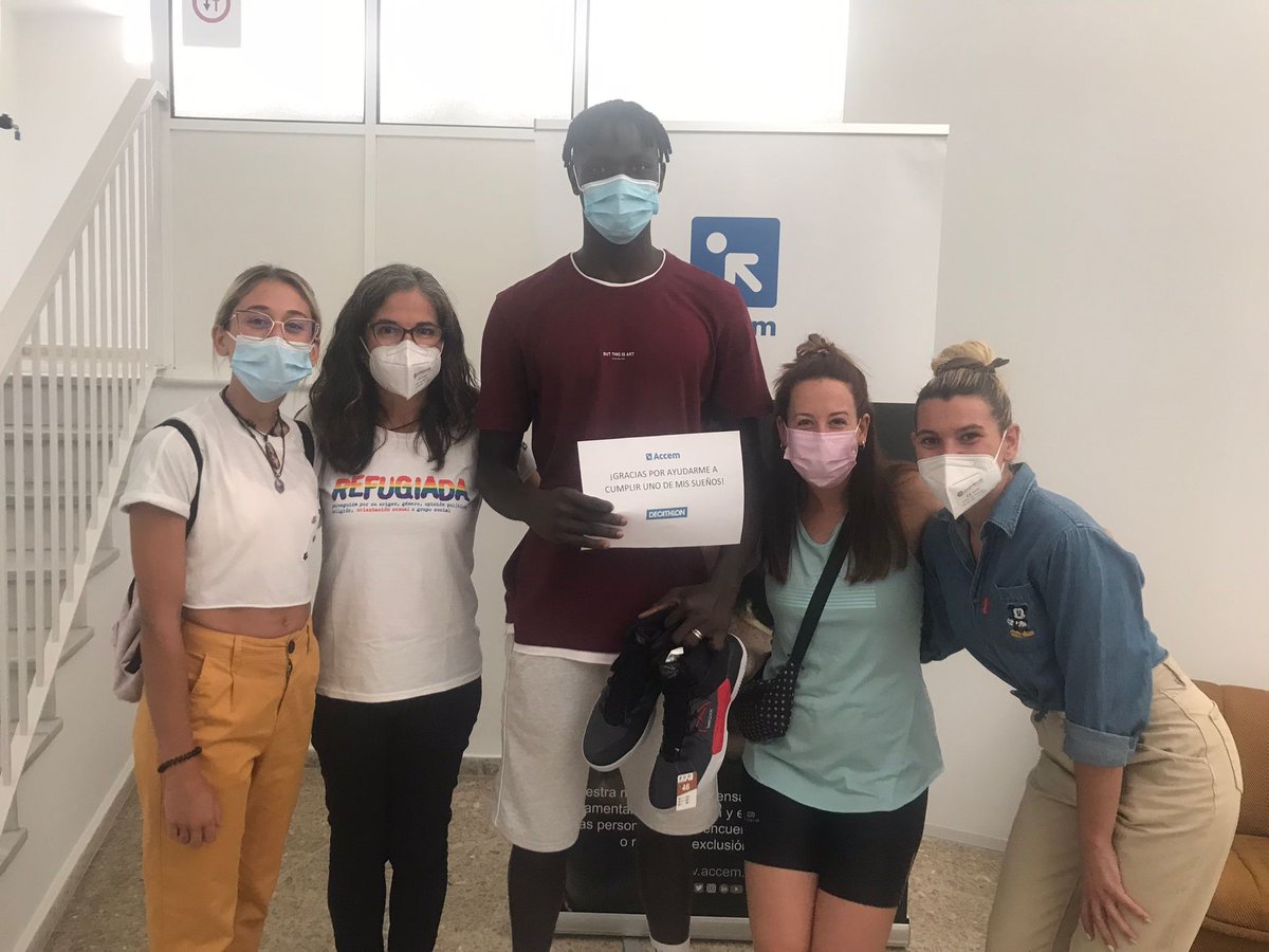 Accem_ong's tweet photo. 🤝  Agrademos a Decathlon #Almería por su compromiso con las personas refugiadas y la donación de material deportivo para solicitantes de protección internacional a los que acompañamos en su proceso de integración social. https://t.co/5VtFGb6mS9