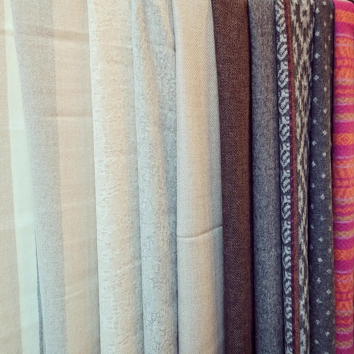 Alpakino2's tweet image. Tak było! #jestemslow w Elektrownia Powiśle !!! 🥳
Jak widzicie oprócz ręcznie robionych przez nas czapek i opasek, mamy w ofercie również wyjątkowe peruwiańskie szale i rękawiczki. Wszystko z najcudowniejszej wełny 100% alpaka 😍