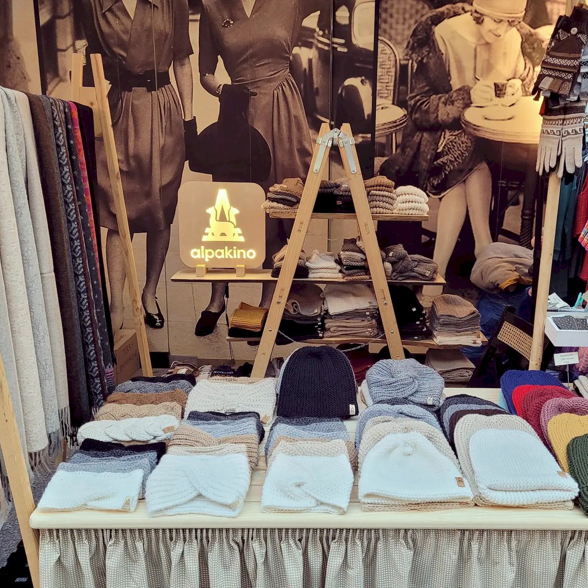 Alpakino2's tweet image. Tak było! #jestemslow w Elektrownia Powiśle !!! 🥳
Jak widzicie oprócz ręcznie robionych przez nas czapek i opasek, mamy w ofercie również wyjątkowe peruwiańskie szale i rękawiczki. Wszystko z najcudowniejszej wełny 100% alpaka 😍