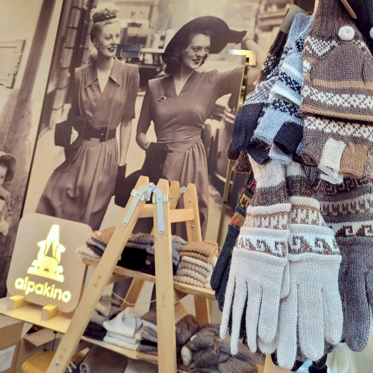 Alpakino2's tweet image. Tak było! #jestemslow w Elektrownia Powiśle !!! 🥳
Jak widzicie oprócz ręcznie robionych przez nas czapek i opasek, mamy w ofercie również wyjątkowe peruwiańskie szale i rękawiczki. Wszystko z najcudowniejszej wełny 100% alpaka 😍