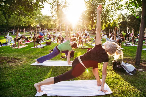 MondayRE's tweet photo. Want to add mindfulness to your lunch break? Join Mindful Modern Living in Gateway Park at noon for a yoga class and refreshing afternoon stretch. Find details on the #RosslynO2 yoga series here: https://t.co/m7bsCDzUL3 https://t.co/xOTYAs75Tp