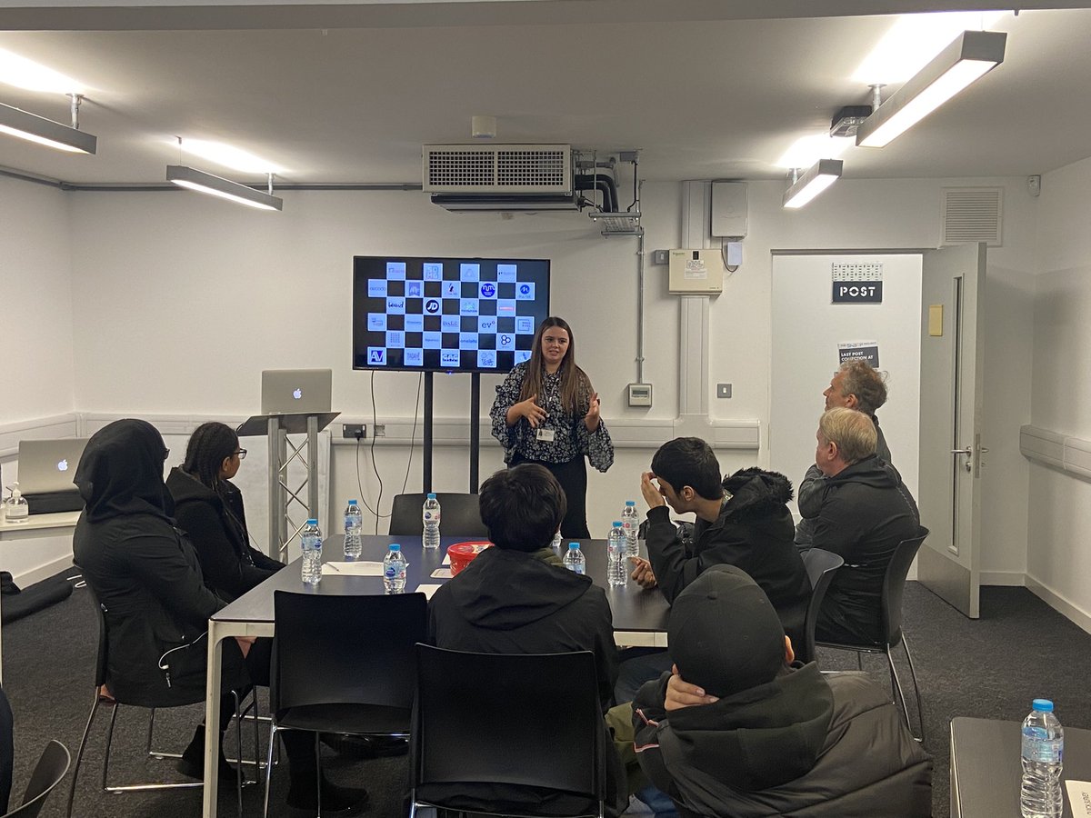 SharpFutures's tweet photo. We enjoyed welcoming @TheMcrCollege to @sharpproject through @FreshrbCIC this morning
#SharpFuturesDiscover member Amy toured the group around the building & spoke about Manchester’s creative digital sector before the group had a video production workshop with @FreshrbCIC https://t.co/JbMua2T0e9