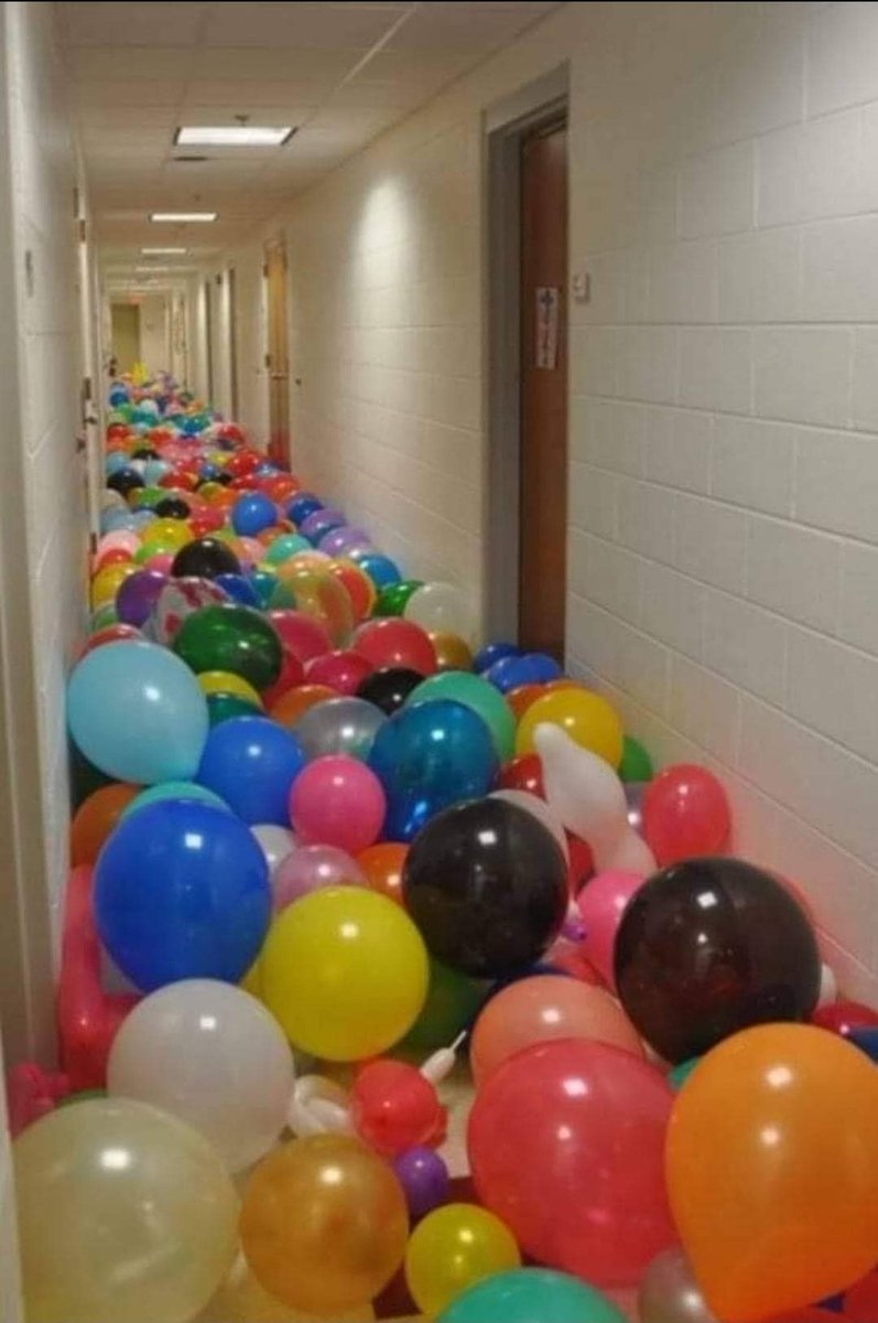 Un maestro llevó un🎈para cada alumno. Les pidió que anotasen sus nombres en el🎈 y los dejaran en el piso y abandonaran el aula. Luego les dijo: Tienen 5 min para encuentrar el globo que lleva su nombre. Entraron y buscaron, pero nadie podia encontrar el suyo.
(Continua)...
