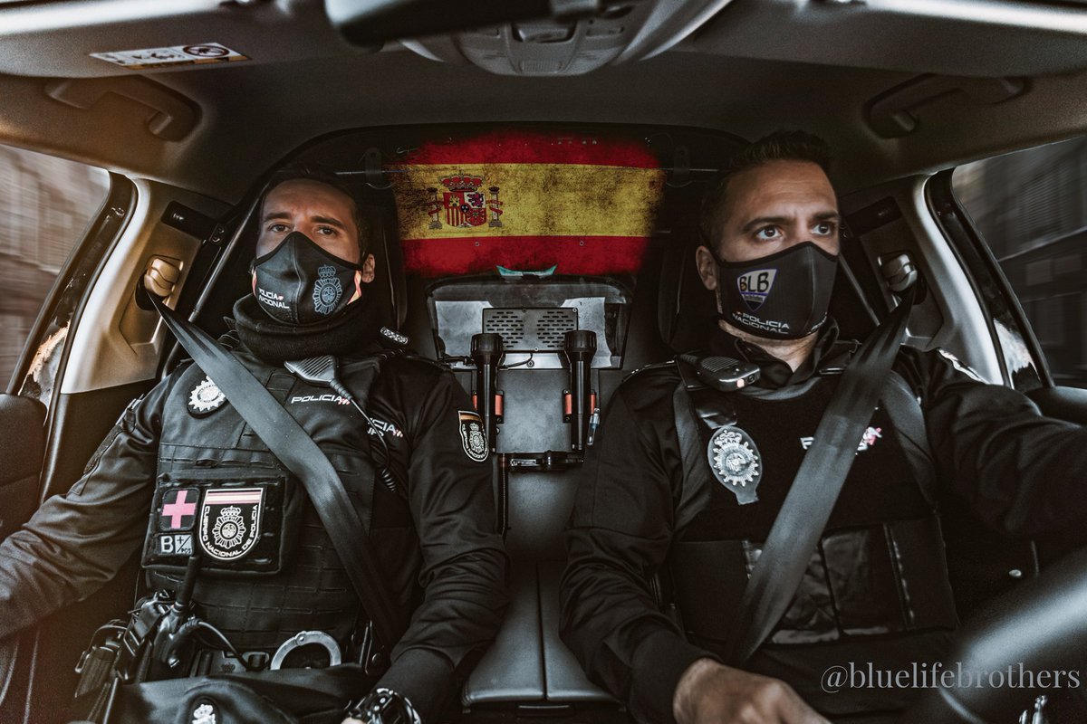 bluelifebros's tweet photo. Algunos seguirán intentando que creas, que somos el enemigo, pero seguiremos luchando por ti y por aquellos valores en los que creemos firmemente.
⚫🔵⚫
#BlueLifeBrothers #CaminamosJuntos #unimos #España #servir #proteger #police #policianacional #cnp #valor #valores https://t.co/nd7BOf6VKR