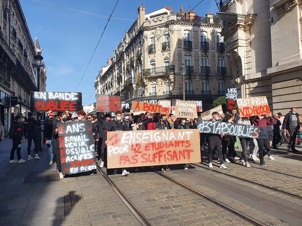 🔵 #stapsoubliés 🔵

ÔCampus soutient le mouvement et la manifestation 👊

🔵 5000 #etudiants sans affectation 
🔵 1 enseignant pour 42 étudiants
🔵 50% des financements arrivés aux UFR

La situation ne peut plus durer ❌

Nos étudiant.e.s en #STAPS doivent étudier dignement ❗️