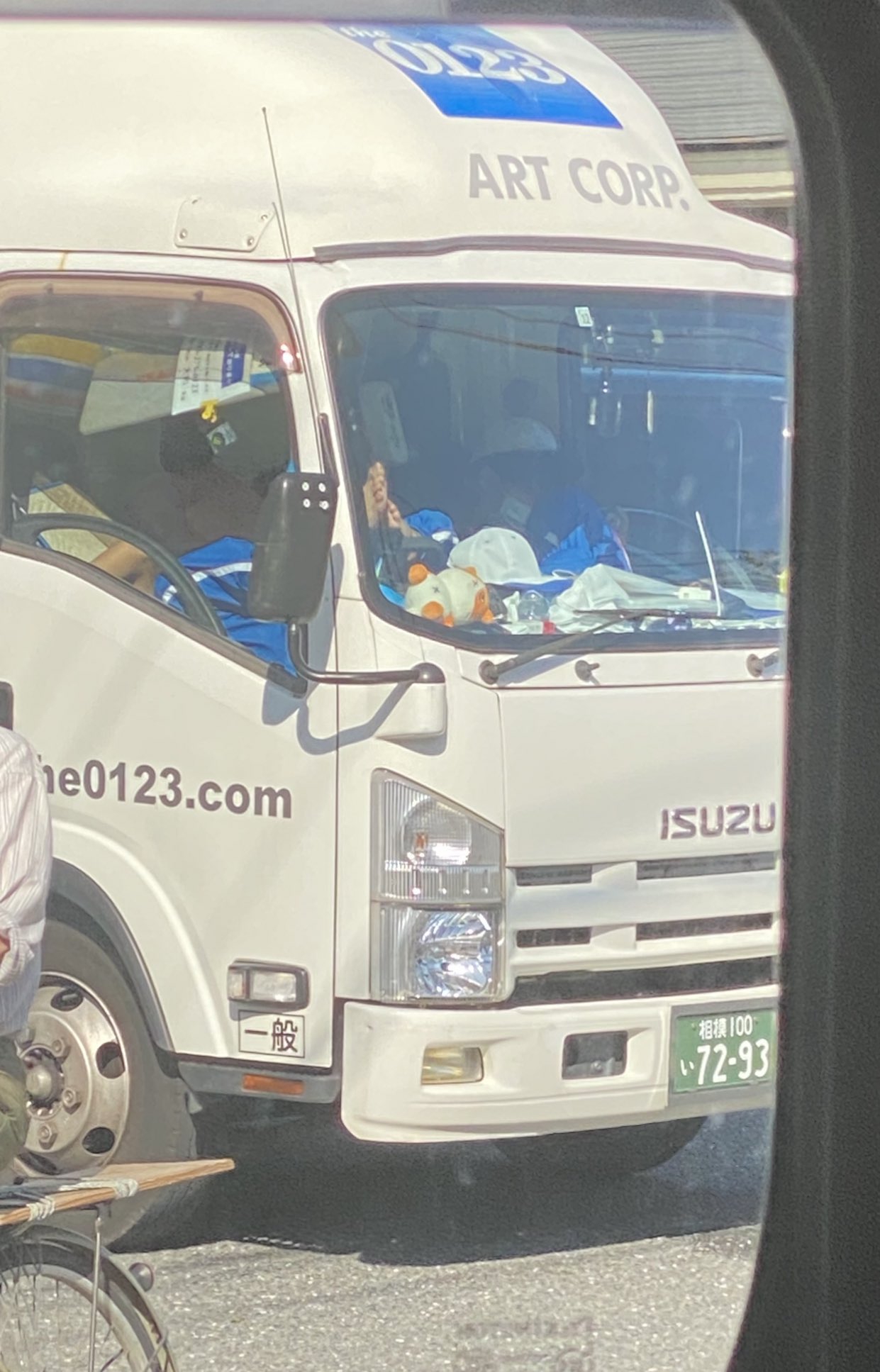 ビジネス 仮想通貨 Fx 情報を送信 アート引越センター コンビニ前で車を止めて駐車をして 靴下を脱いで爆睡 酷すぎますね コンビニ迷惑行為 靴下を履き替えてる行為は無価値 足を投げ出す下品さ アート経営不信 仕事ができた社員が続々と退社 アート