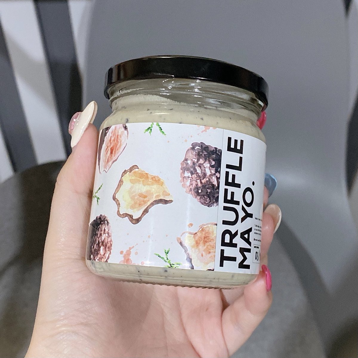fonfondly's tweet photo. ขอไม่พูดอร่อยเฉยๆนะ ต้อง'อร่อยชิบหาย' ไปเลออ truffle mayo แบรนด์ที่อร่อยที่สุดตั้งแต่กินมาชอบเอามากินกับแคร็กเกอร์อะ มันละมุนแล้วก็กลิ่นหอมมาก รู้สึกได้ถึงทรัฟเฟิลเต็มคำ เอาไปทากับขนมปังปิ้งก็อร่อยมาก รู้สึกว่าเค้าไม่ห่วงวัตถุดิบอะ 250 เท่านั้น https://t.co/txBZWM9mrZ