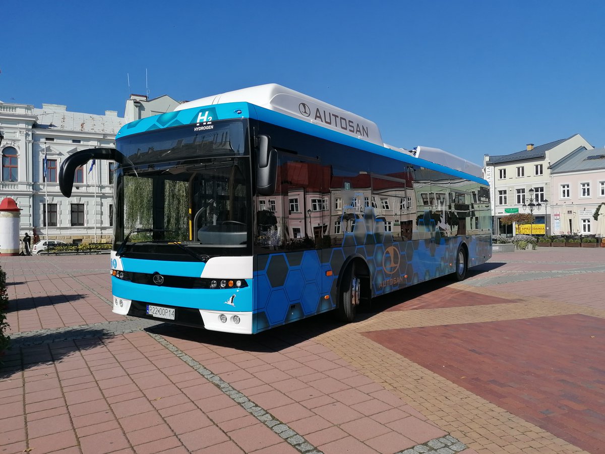 AUTOSANsp's tweet photo. W #AUTOSAN sp. z o.o. powstał nowy, polski autobus zasilany ogniwem wodorowym. Pomyślnie przeszedł pierwsze testy drogowe. Oficjalna premiera nowego #SANCITY 12LFH będzie miała miejsce na targach #TRANSEXPO #Kielce Zapraszamy! https://t.co/yKyJCELAmR