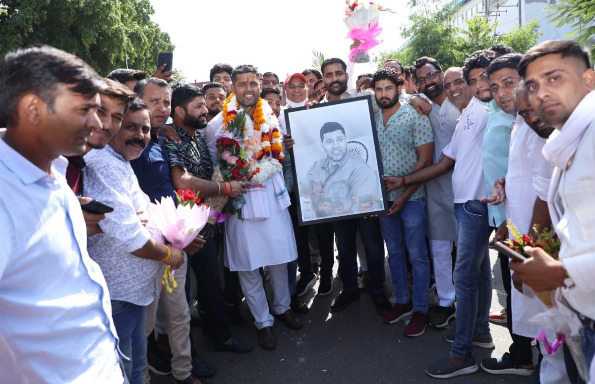 AshokChandnaINC's tweet photo. आज जन्मदिवस के अवसर पर सवाई मानसिंह स्टेडियम में पधारे युवा कांग्रेस के मेरे सभी साथियों का दिल से आभार एवं धन्यवाद ज्ञापित करता हूँ। 
आपसे मेरा पारिवारिक जुड़ाव है आपका संघर्ष, आपका अपनत्व, आपका स्नेह और प्यार ही मेरी जीवन की सबसे बड़ी पूंजी है, आप सभी का ह्रदय से आभार! #Jaipur https://t.co/flv8Nlc6dT