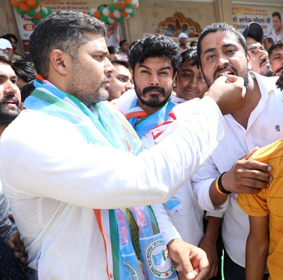 AshokChandnaINC's tweet photo. आज जन्मदिवस के अवसर पर सवाई मानसिंह स्टेडियम में पधारे युवा कांग्रेस के मेरे सभी साथियों का दिल से आभार एवं धन्यवाद ज्ञापित करता हूँ। 
आपसे मेरा पारिवारिक जुड़ाव है आपका संघर्ष, आपका अपनत्व, आपका स्नेह और प्यार ही मेरी जीवन की सबसे बड़ी पूंजी है, आप सभी का ह्रदय से आभार! #Jaipur https://t.co/flv8Nlc6dT