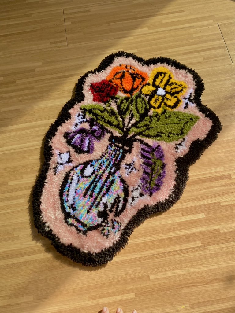 my first try at tufting a rug ✨