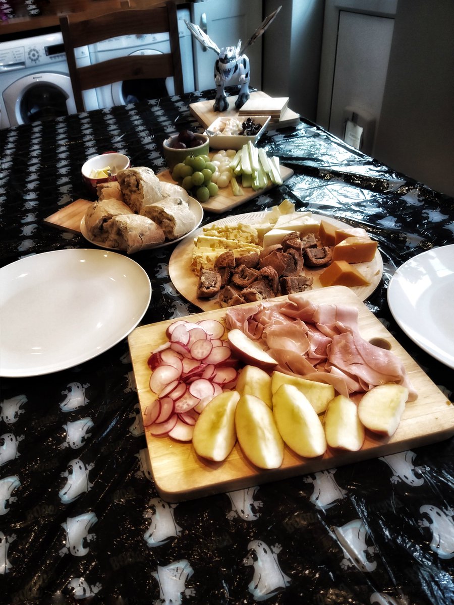 As always @emmalou747 knows how to put on a brunch spread! Really love seeing your beautiful face &amp; having a proper catchup! Thank you my lush friend 🥰💜 #friendsthatmakeyousmile #brunchingathome