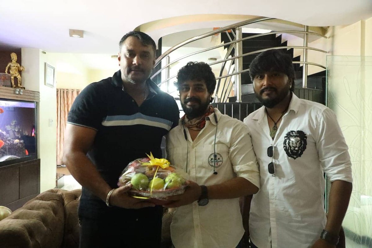 kannadabeatz's tweet photo. ಪವನ್ ನಾರಾಯಣ್ ನಿರ್ದೇಶನದ "ನವಮಿ" ಚಿತ್ರದ ಟ್ರೈಲರ್ ಬಿಡುಗಡೆ ಮಾಡಿದ ಚಾಲೆಂಜಿಂಗ್ ಸ್ಟಾರ್ ದರ್ಶನ್. ಜಂಕಾರ್ ಮ್��ೂಸಿಕ್ ಚಾನಲ್ ನಲ್ಲಿ "ನವಮಿ ಚಿತ್ರದ ಟ್ರೈಲರ್ ಮಿಸ್ ಮಾಡದೆ ನೋಡಿ...!!!!
https://t.co/s8Yb5YSd6P
#pavannarayan #directed #navami #trailer launching by #dboss #kannadabeatz https://t.co/BdsFcSEdRI