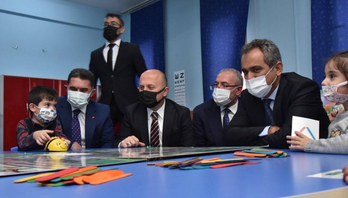 Milli Eğitim Bakanımız Sayın Mahmut Özer ve Valimiz Dr. Osman Varol,

Uzun bir sürenin ardından okullarına kavuşan minik öğrencilerimizi bir araya gelerek öğrencilerimizin oyunlarına eşlik etti.

📌Seyit Ali Onbaşı Anaokulu
