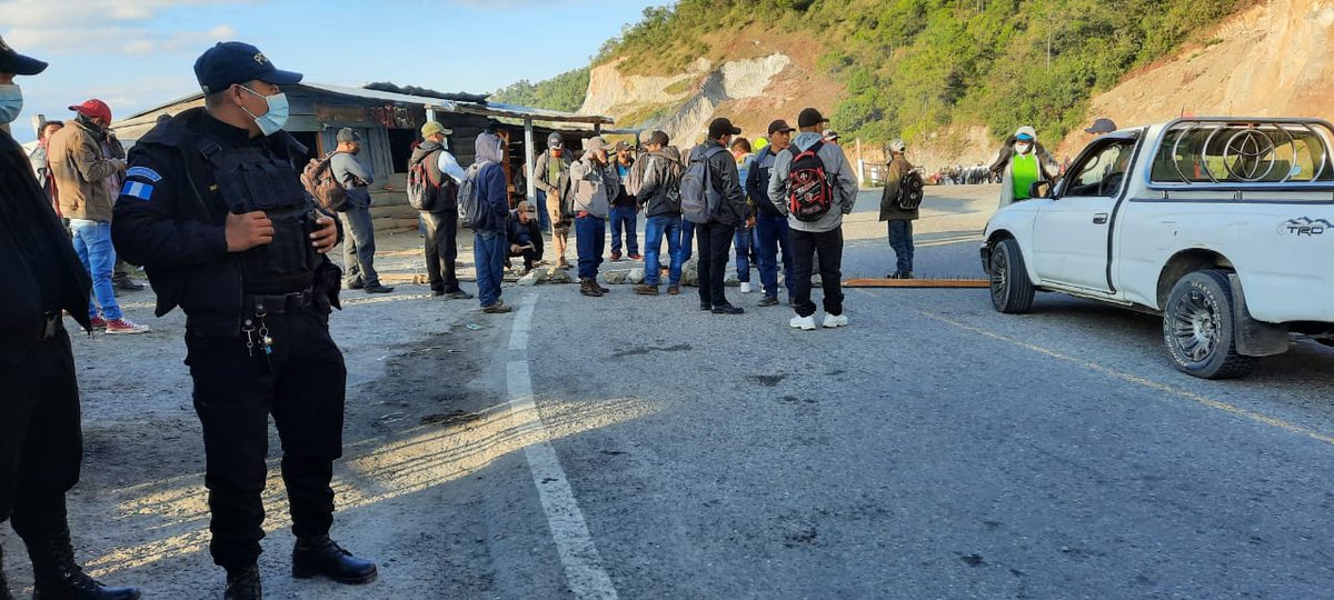 corderoquiche's tweet photo. Inicia bloqueo en el Km. 287 entronque de Cunén, Quiché, veteranos militares bloquean la ruta de acceso al norte del departamento. https://t.co/LrMuauBSq7
