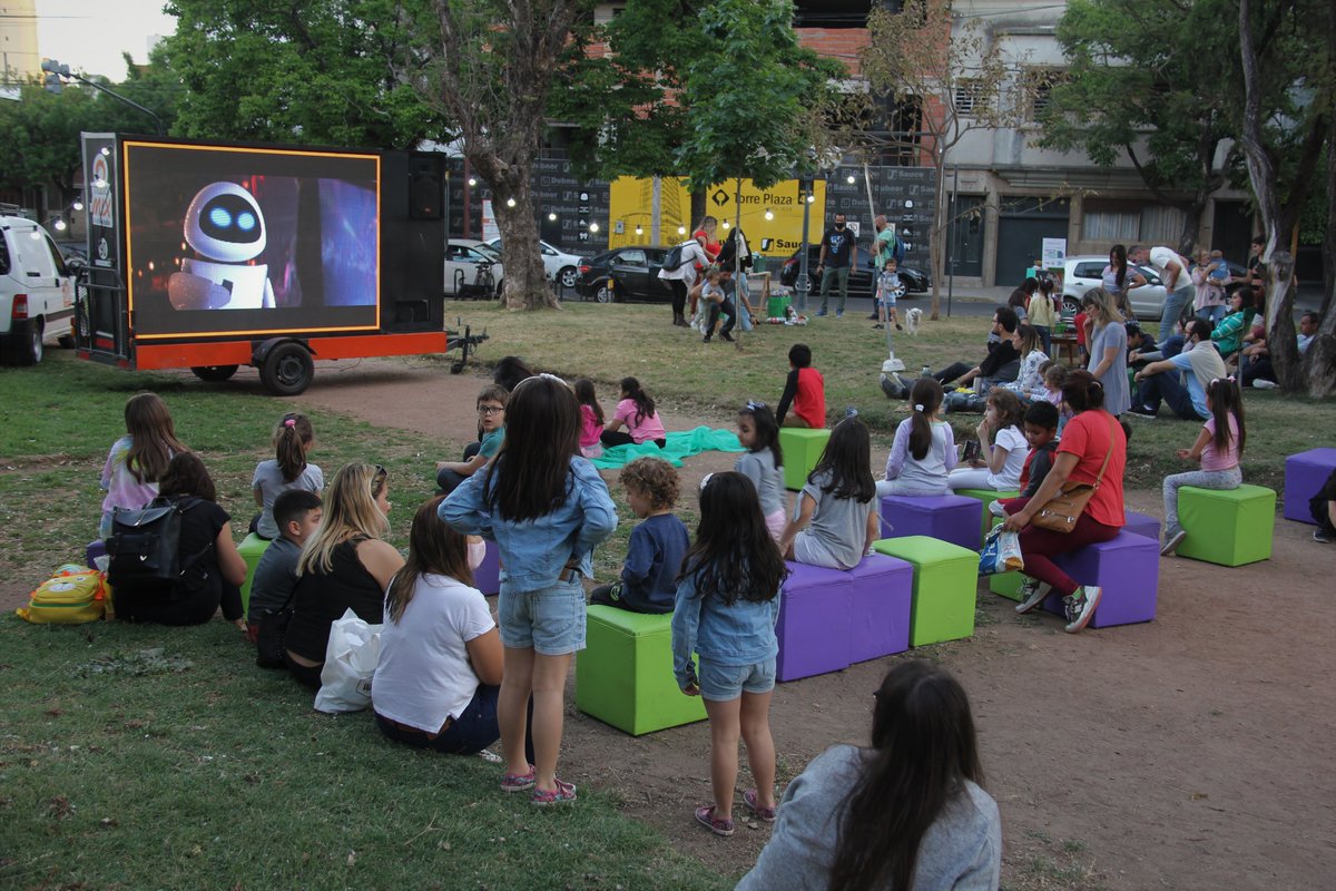 CreoSantaFe's tweet photo. ¡Una jornada por la #ConcienciaAmbiental! | Pasó otra edición de #ButacaVerde 🌱, para reflexionar en familia sobre nuestra relación con el #MedioAmbiente.
♻️Peli, acciones de reciclaje e intercambio de productos agroecológicos coparon la #PlazaConstituyentes de nuestra ciudad. https://t.co/FSpr4WfkO1