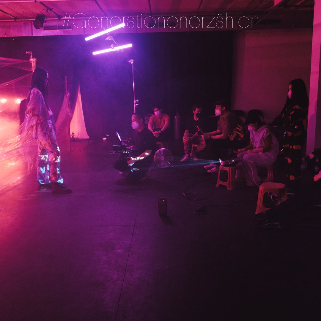 Einige Behind-The-Scenes Impressionen von der Filmcrew am dritten Drehtag mit Pham Minh Duc, deutsch-vietnamesischer Künstler und Performer. Jetzt Teil 1 von #generationenerzählen hier ansehen: youtube.com/watch?v=okQmlG…

Mehr Infos via <a href="/sfb1171/">Affective Societies</a>:
sfb-affective-societies.de/forschung/oea-…