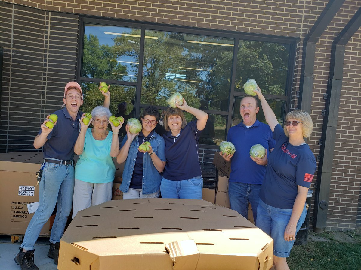 LSSFoodPantries's tweet photo. Calling all volunteers! We are in need of help at our food distribution at @ColsRecParks Glenwood Community Center this Friday 10/15 &amp; next Friday 10/22 from 11:30am-2:30pm! If you are able to assist, please sign up at https://t.co/PyzafrhHZT #lssnetworkofhope #volunteer #cbus https://t.co/OaqtxIsn02