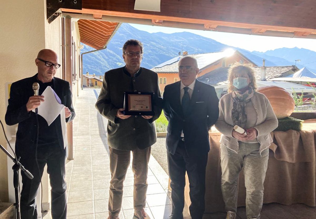 consigliovda's tweet photo. #Premiovolontariato: riconoscimento al progetto "Elaborare il lutto durante l'emergenza Coronavirus", con cui la @LILTVdA, sezione valdostana della Lega italiana per la lotta contro i tumori, svolgerà una serie di incontri per aiutare a superare la perdita di una persona cara. https://t.co/CZyDiIWelg
