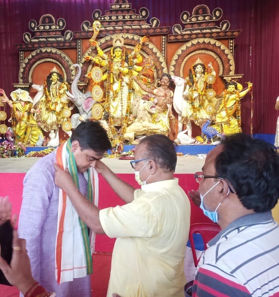 Shantanu_bjp's tweet photo. গোবরডাঙ্গা পৌরমন্ডলে দূর্গা মায়ের মন্ডপে প্রণাম করে মায়ের আশীর্বাদ নিয়েছি। মহামায়ার কাছে আমাদের প্রার্থনা, আমরা সকল সনাতনী শক্তি যাতে একজোট হয়ে আমাদের কৃষ্টি, সংস্কৃতি এবং ধর্মীয় বিশ্বাসের প্রতি আরও বেশি শ্রদ্ধাশীল হতে পারি।
#JayMaDurga
#DurgaPuja2021 https://t.co/IEs9bc91B0