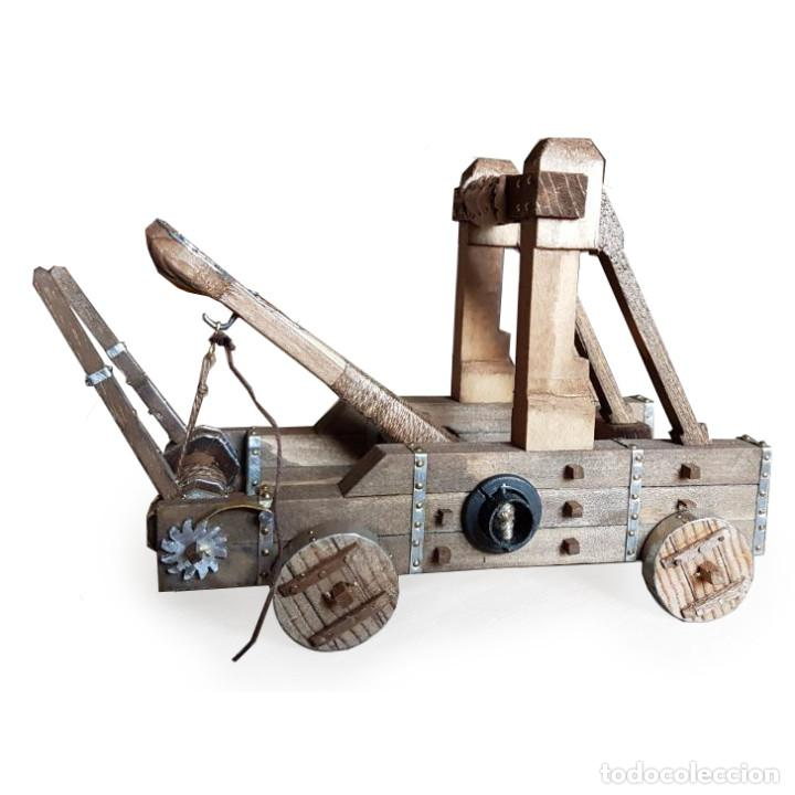 ColorImperio's tweet photo. Esto es un onagro, tipo de catapulta usado desde la época de los romanos hasta la edad moderna, capaz de lanzar piedras de 4 libras a 200 brazas. Descubre cómo lo utiliza Alamanda en #Elcolordelimperio
#NovelaHistorica https://t.co/27c7JPrypC