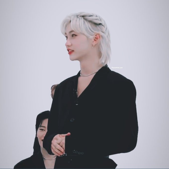 Stray Kids Felix's back-baring outfit and hairstyle at the 'Scars' TikTok Live makes waves on Twitter Stray Kids Felix's back-baring outfit and hairstyle at the 'Scars' TikTok Live makes waves on Twitter