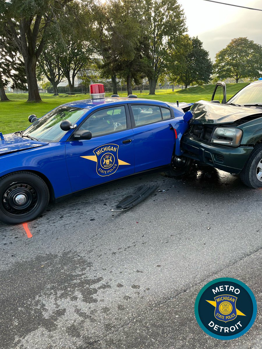 mspmetrodet's tweet photo. Patrol Car Struck:
10/13/21 at 8:15 AM
Location:
Mound Road near 17 Mile Road
Synopsis:
A Metro North trooper was working a construction zone to slow traffic for road workers. He was in the process of removing an abandoned vehicle blocking the right lane of the roadway. 1/3 https://t.co/TgFDK70UFg
